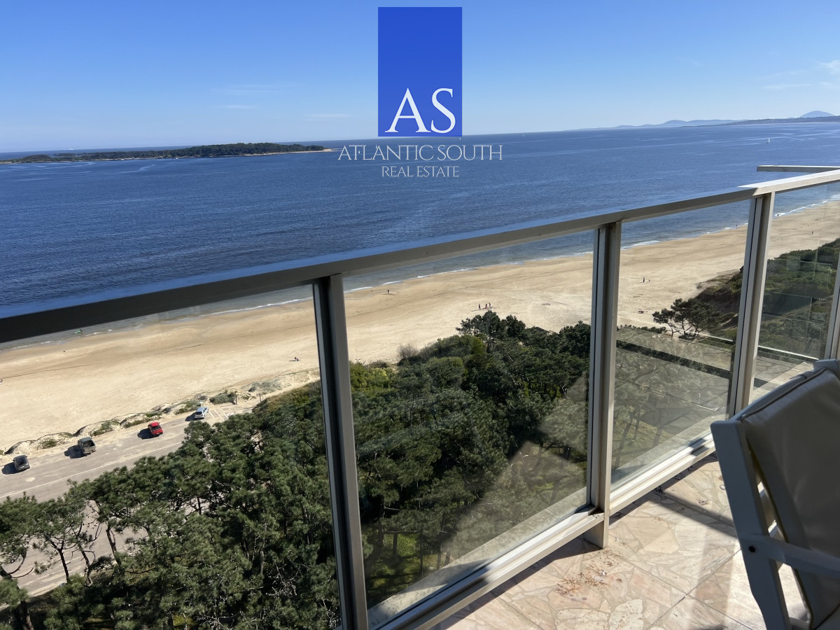 Apartamento ID.3992 - Apartamento 3 dormitorios+ dependencia piso alto frente al mar planta de categoría buen metraje garage Playa Mansa Punta del Este