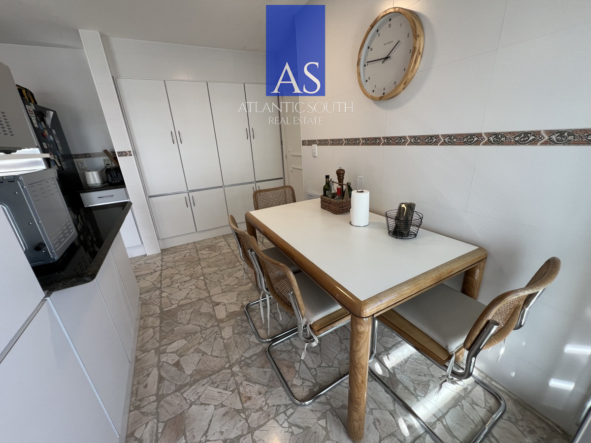 Apartamento ID.3992 - Apartamento 3 dormitorios+ dependencia piso alto frente al mar planta de categoría buen metraje garage Playa Mansa Punta del Este