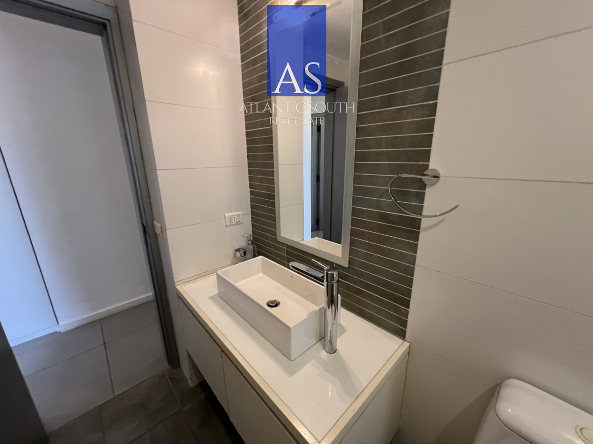 Apartamento ID.4669 - Apartamento de 2 dormitorios moderno con parrillero propio y garage Playa Mansa