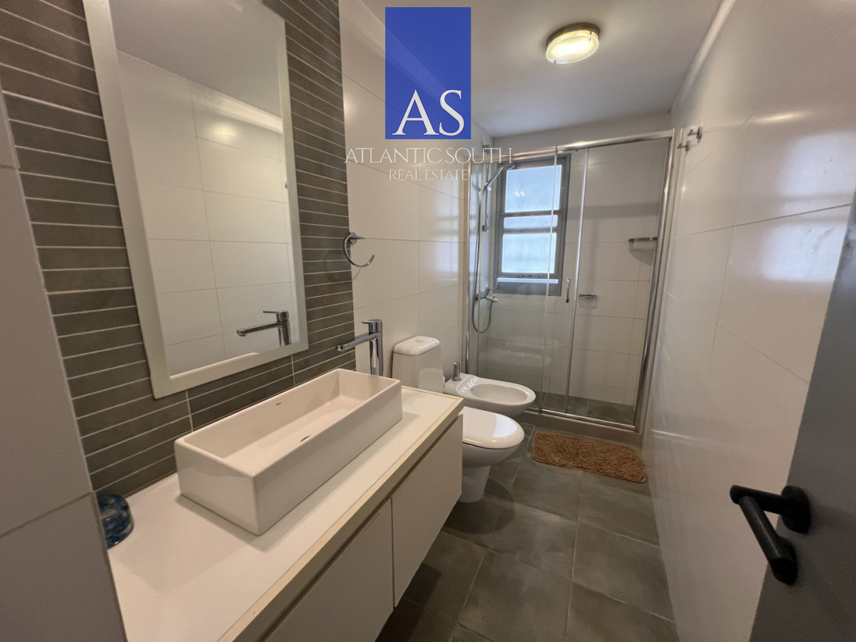 Apartamento ID.4669 - Apartamento de 2 dormitorios moderno con parrillero propio y garage Playa Mansa