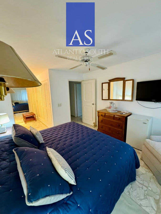 Apartamento ID.3992 - Apartamento 3 dormitorios+ dependencia piso alto frente al mar planta de categoría buen metraje garage Playa Mansa Punta del Este