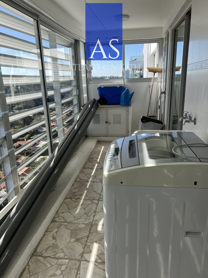 Apartamento ID.3992 - Apartamento 3 dormitorios+ dependencia piso alto frente al mar planta de categoría buen metraje garage Playa Mansa Punta del Este