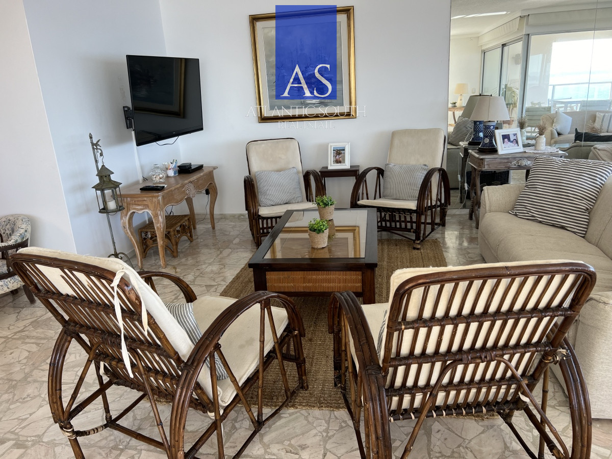 Apartamento ID.3992 - Apartamento 3 dormitorios+ dependencia piso alto frente al mar planta de categoría buen metraje garage Playa Mansa Punta del Este