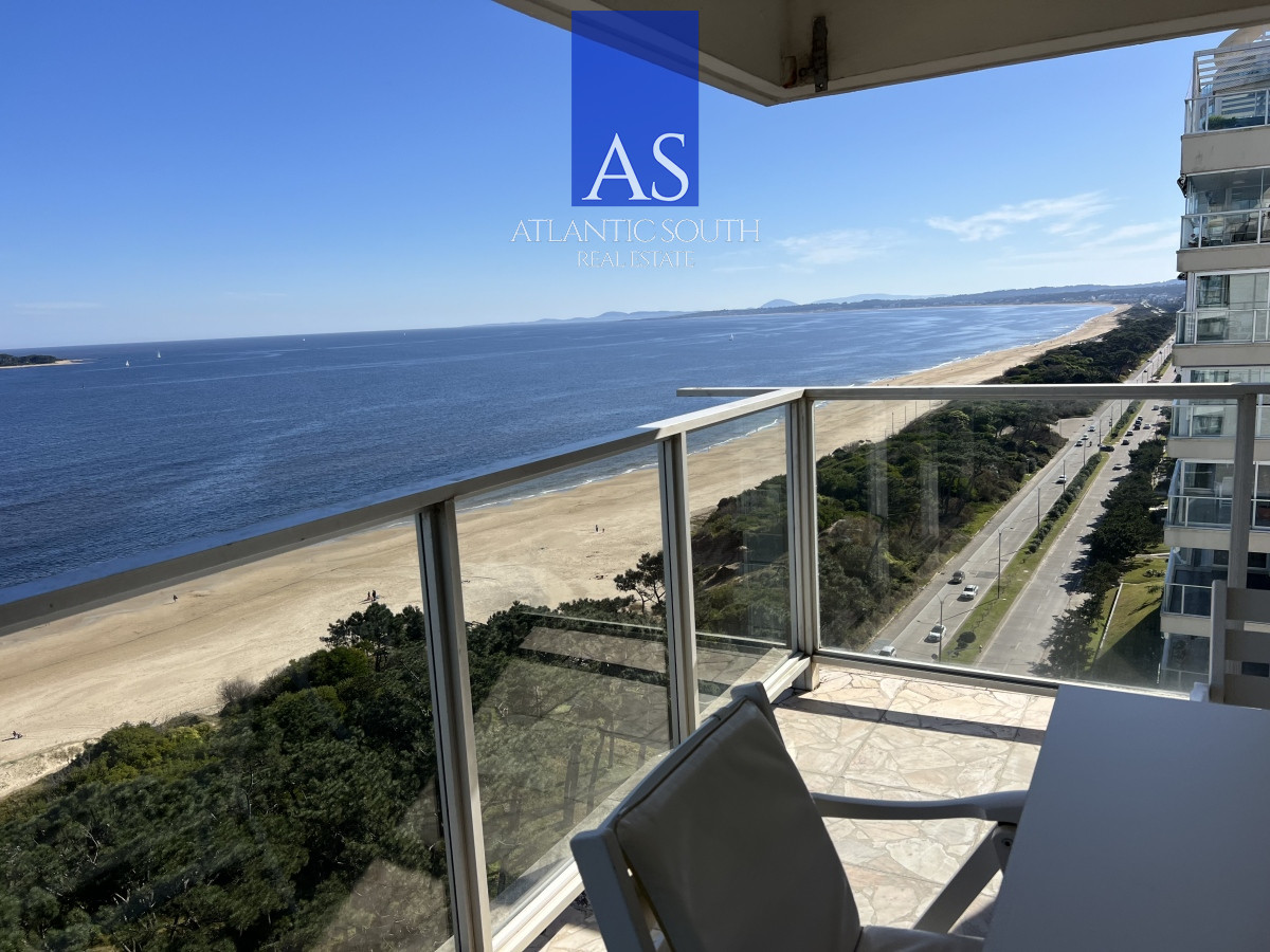 Apartamento ID.3992 - Apartamento 3 dormitorios+ dependencia piso alto frente al mar planta de categoría buen metraje garage Playa Mansa Punta del Este