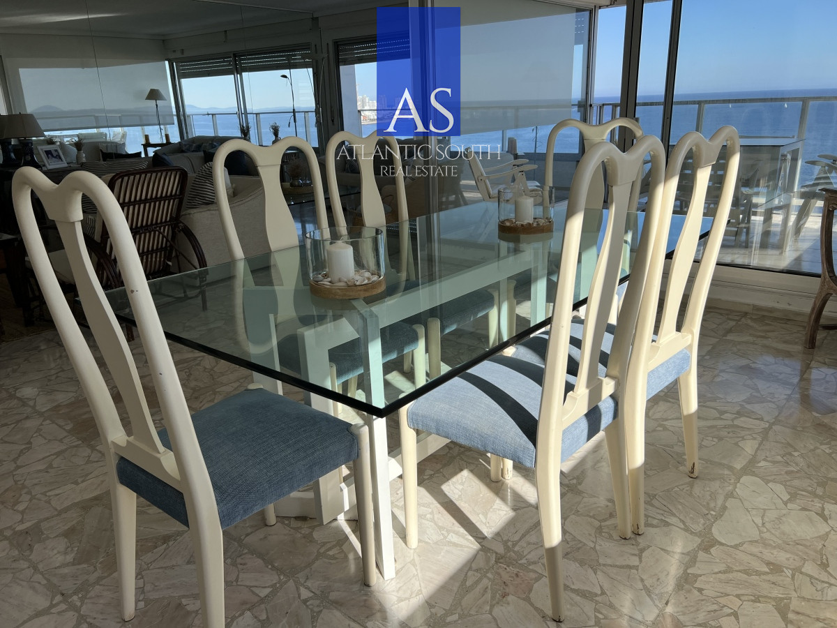 Apartamento ID.3992 - Apartamento 3 dormitorios+ dependencia piso alto frente al mar planta de categoría buen metraje garage Playa Mansa Punta del Este