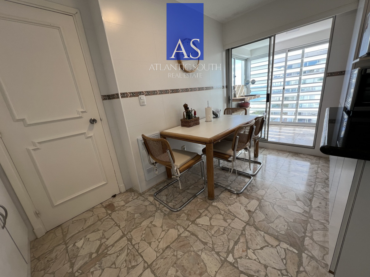 Apartamento ID.3992 - Apartamento 3 dormitorios+ dependencia piso alto frente al mar planta de categoría buen metraje garage Playa Mansa Punta del Este