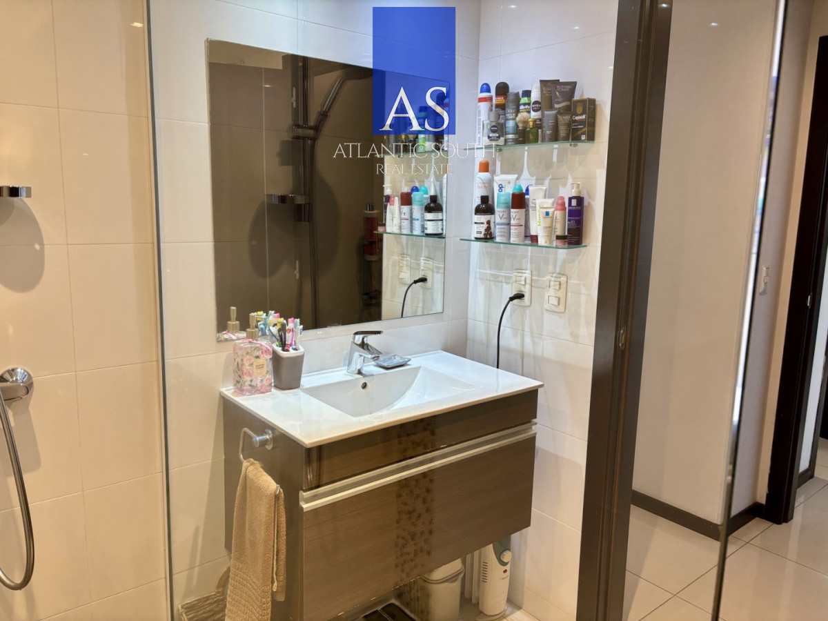 Apartamento ID.5156 - Apartamento de 3 dormitorios con balcón y garaje en la zona del Club Cantegril, Punta del Este
