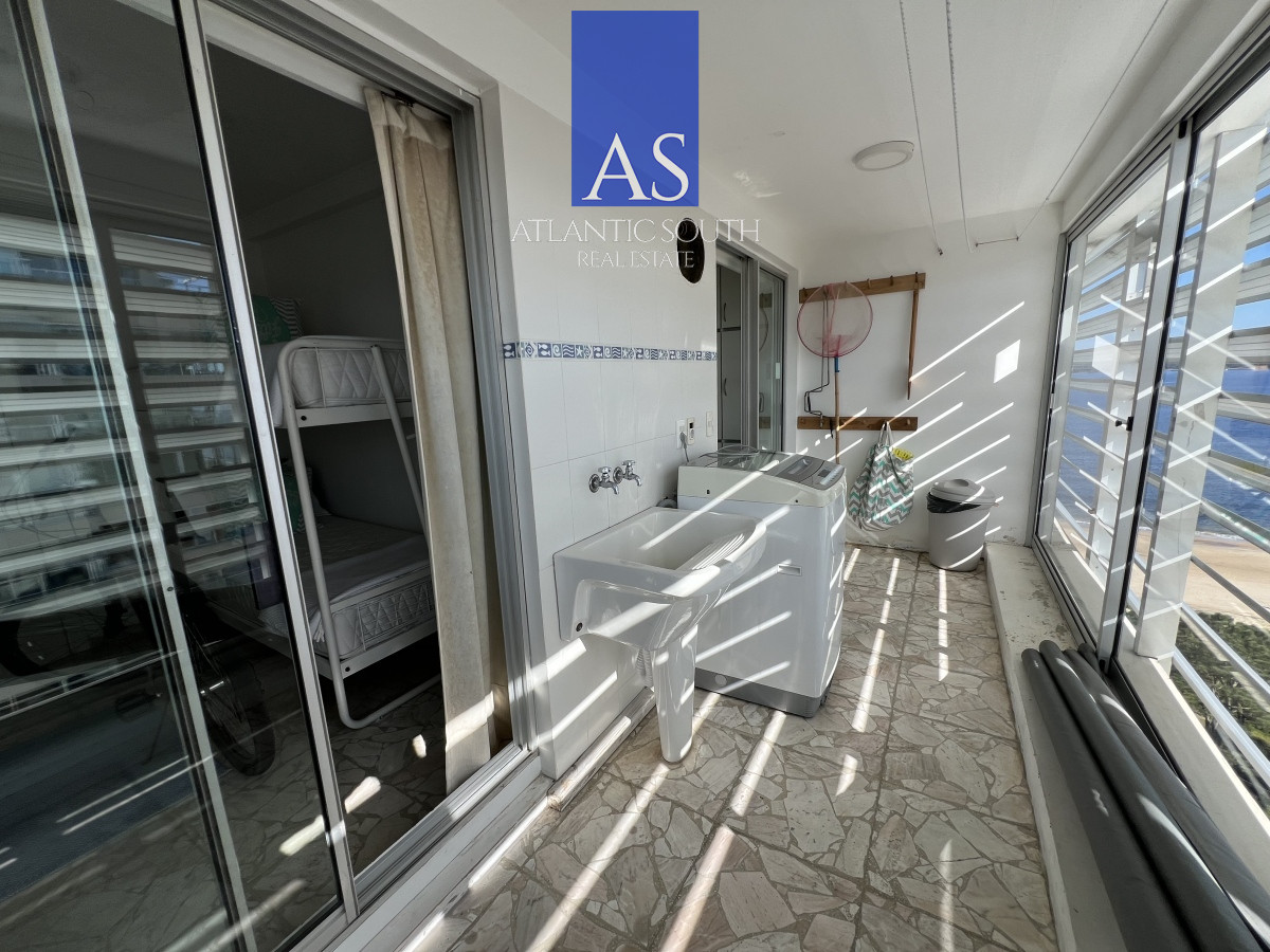 Apartamento ID.3992 - Apartamento 3 dormitorios+ dependencia piso alto frente al mar planta de categoría buen metraje garage Playa Mansa Punta del Este