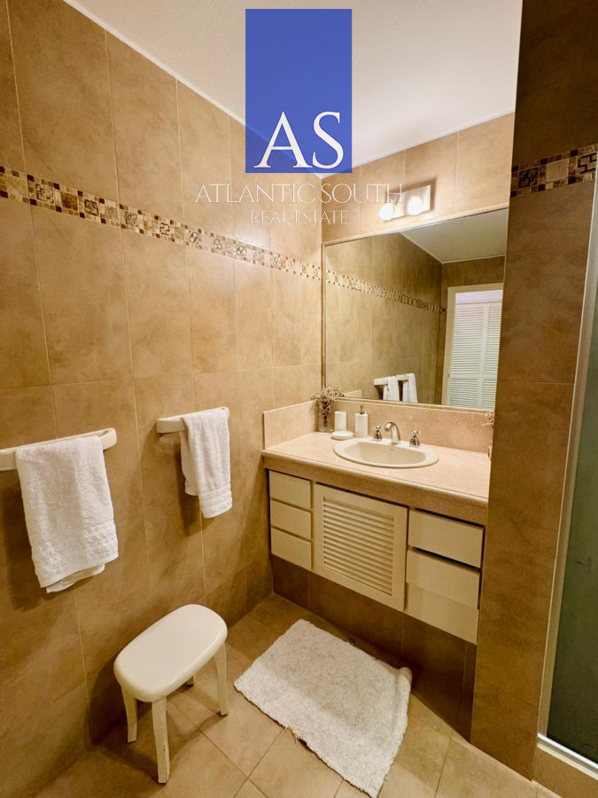 Apartamento ID.3992 - Apartamento 3 dormitorios+ dependencia piso alto frente al mar planta de categoría buen metraje garage Playa Mansa Punta del Este