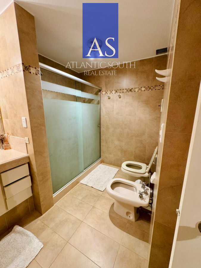 Apartamento ID.3992 - Apartamento 3 dormitorios+ dependencia piso alto frente al mar planta de categoría buen metraje garage Playa Mansa Punta del Este
