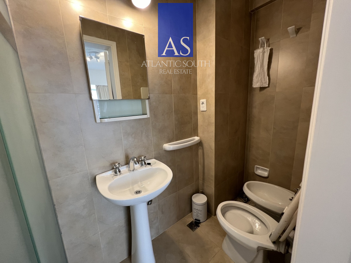 Apartamento ID.3992 - Apartamento 3 dormitorios+ dependencia piso alto frente al mar planta de categoría buen metraje garage Playa Mansa Punta del Este