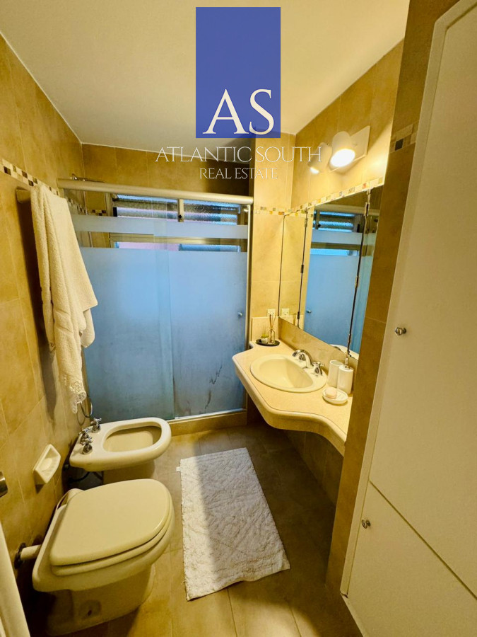 Apartamento ID.3992 - Apartamento 3 dormitorios+ dependencia piso alto frente al mar planta de categoría buen metraje garage Playa Mansa Punta del Este