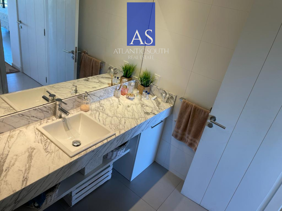 Apartamento ID.4032 - Apartamento piso alto con vista al mar moderno, bajos gastos con servicios, cochera