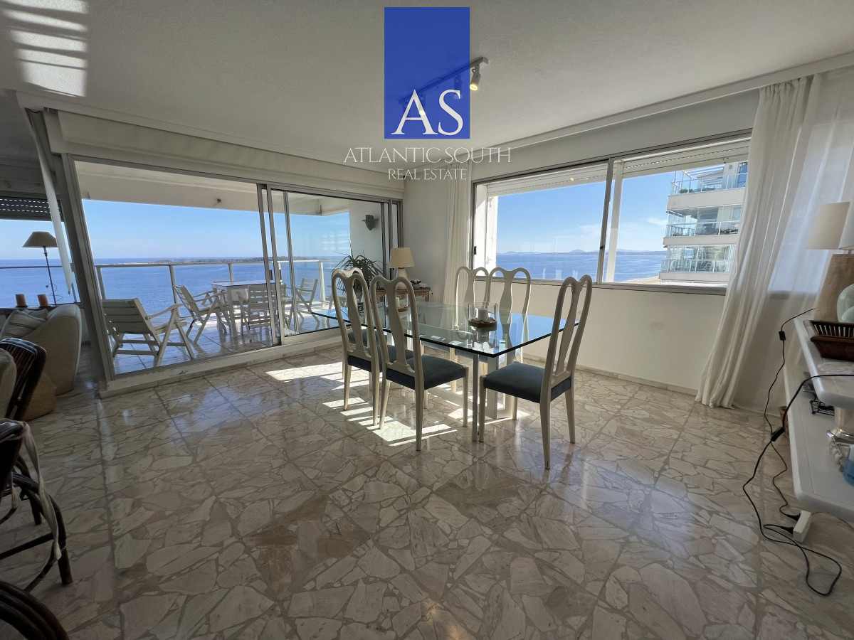 Apartamento ID.3992 - Apartamento 3 dormitorios+ dependencia piso alto frente al mar planta de categoría buen metraje garage Playa Mansa Punta del Este