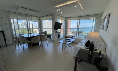 Apartamento de categoría 3 dormitorios en Playa Mansa - Punta del Este