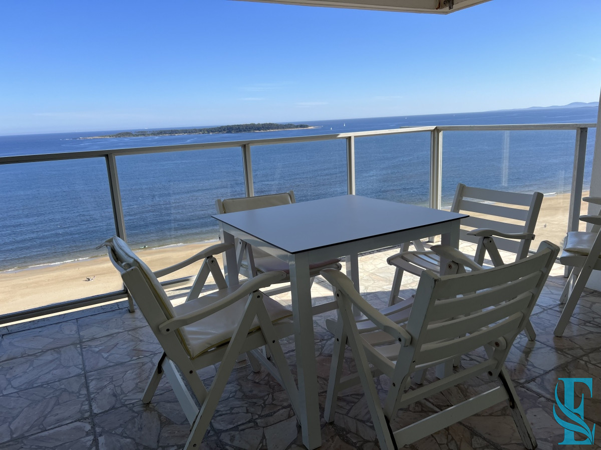 Apartamento ID.645 - Retasado. Espectacular apartamento en venta en primera linea mansa