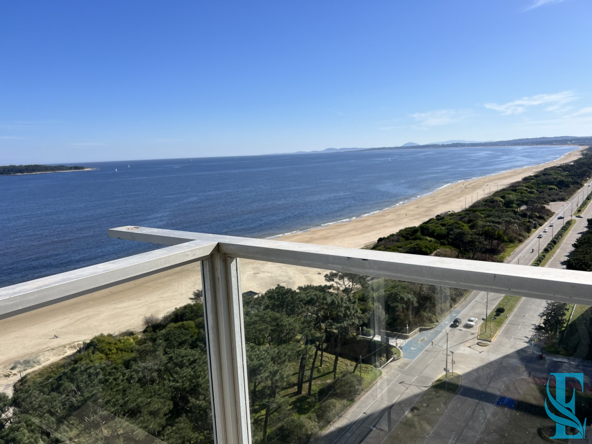 Apartamento ID.645 - Retasado. Espectacular apartamento en venta en primera linea mansa