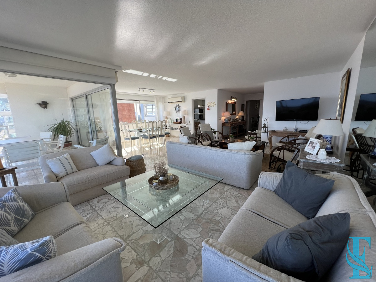 Apartamento ID.645 - Retasado. Espectacular apartamento en venta en primera linea mansa