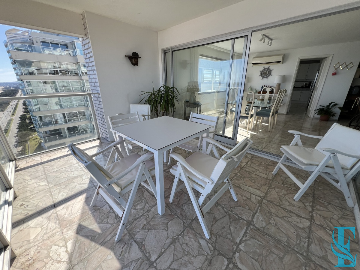 Apartamento ID.645 - Retasado. Espectacular apartamento en venta en primera linea mansa