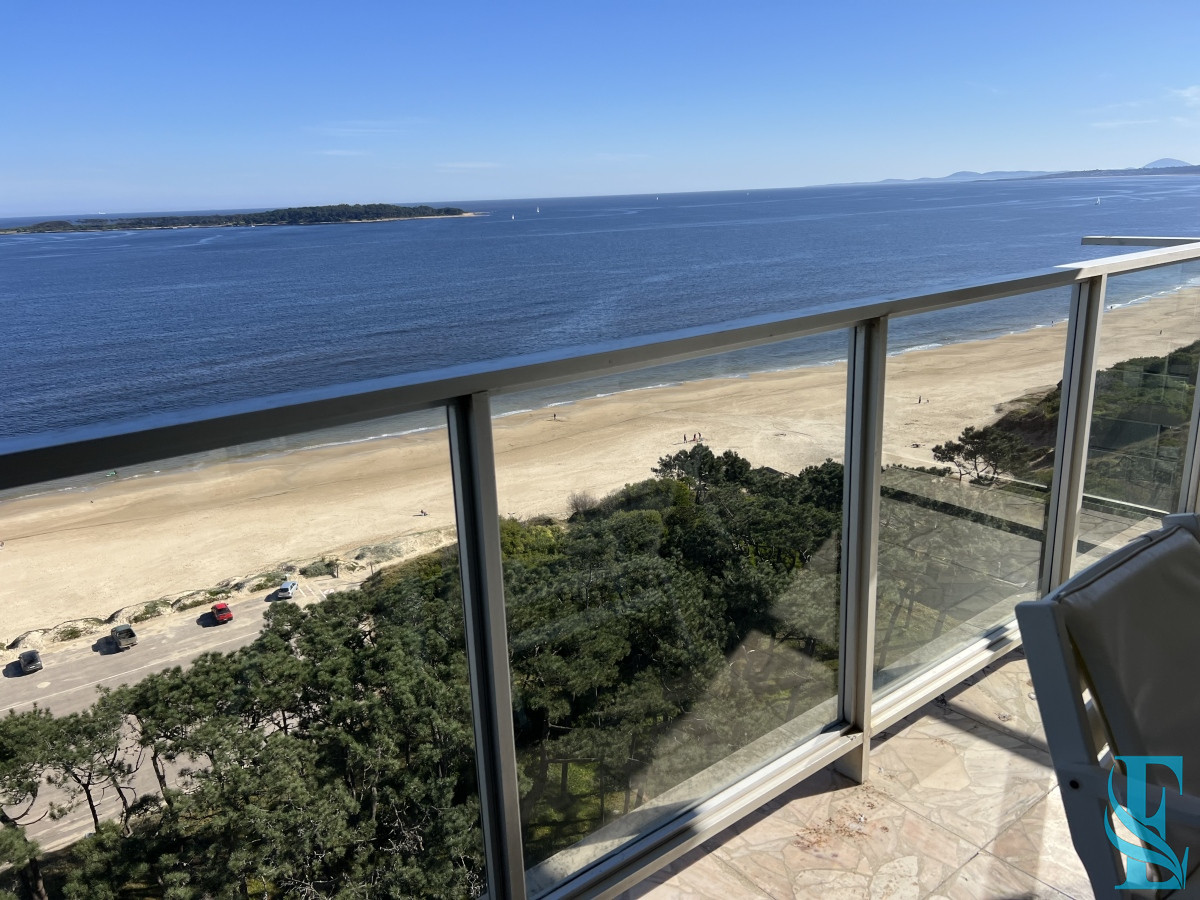 Apartamento ID.645 - Retasado. Espectacular apartamento en venta en primera linea mansa