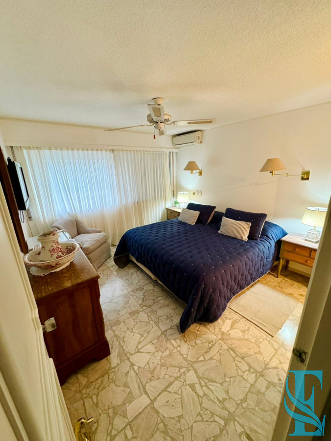 Apartamento ID.645 - Retasado. Espectacular apartamento en venta en primera linea mansa