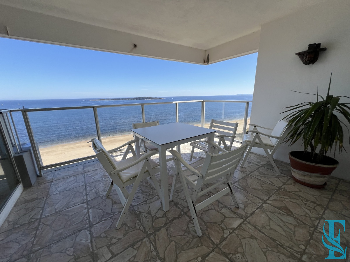 Apartamento ID.645 - Retasado. Espectacular apartamento en venta en primera linea mansa