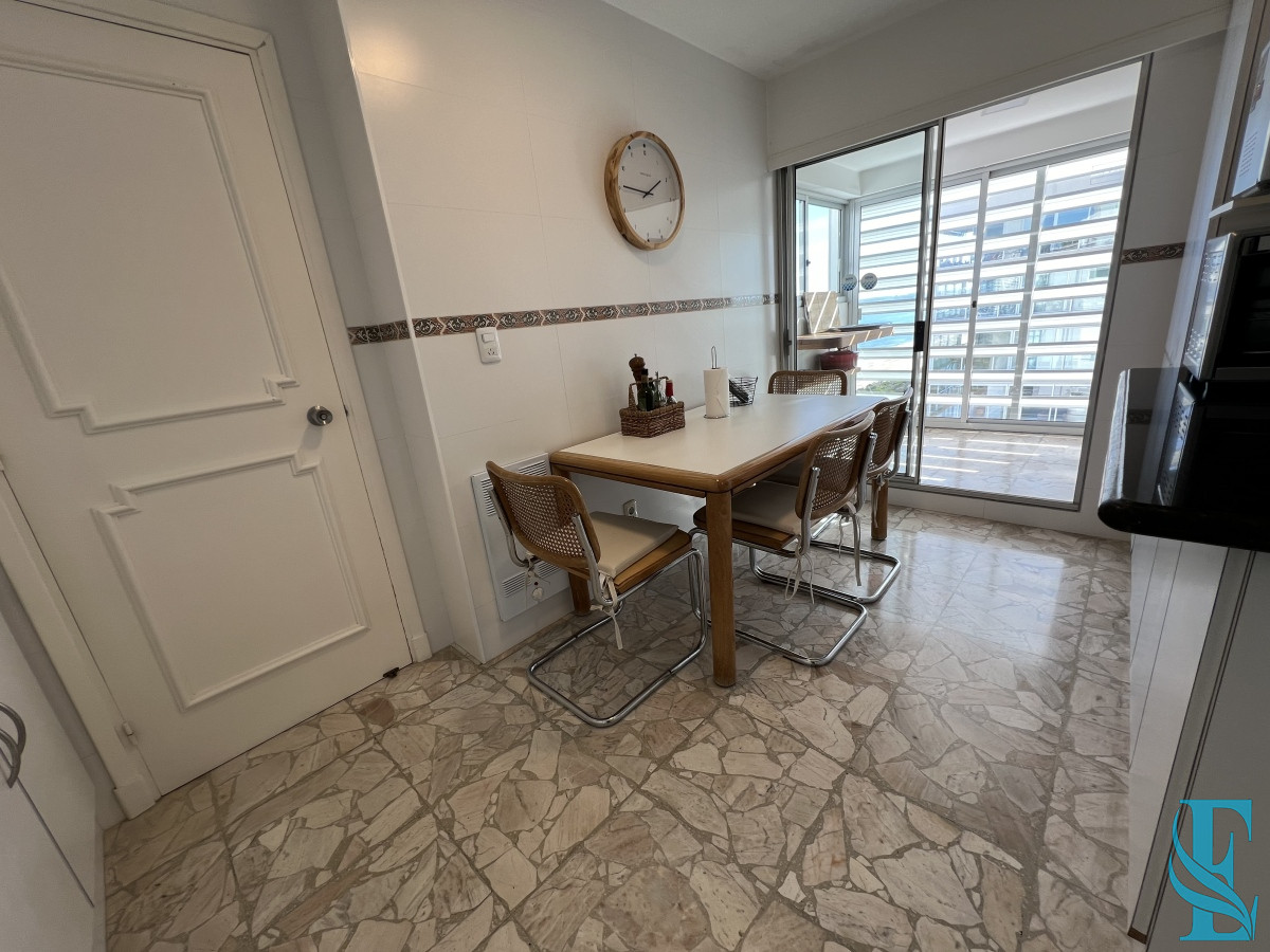 Apartamento ID.645 - Retasado. Espectacular apartamento en venta en primera linea mansa