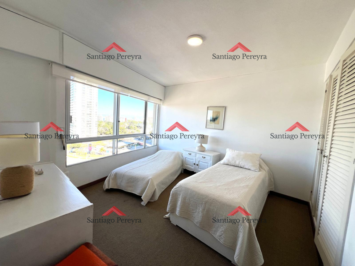 Apartamento ID.16631 - apartamento en venta zona shopping punta, 2 dormitorios y dependencia