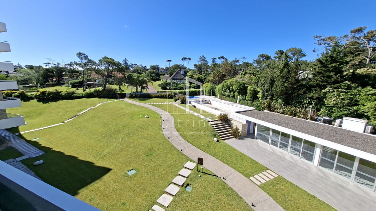 Apartamento ID.2061 - Excepcional plata en primera linea mansa 