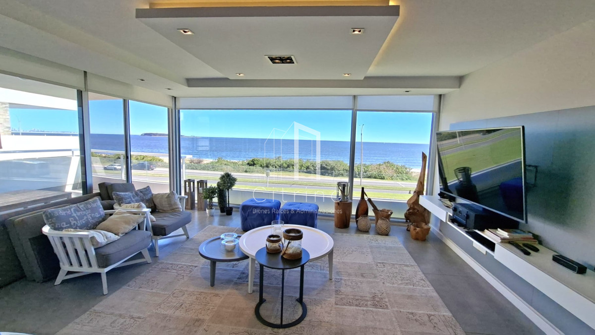 Apartamento ID.2061 - Excepcional plata en primera linea mansa 