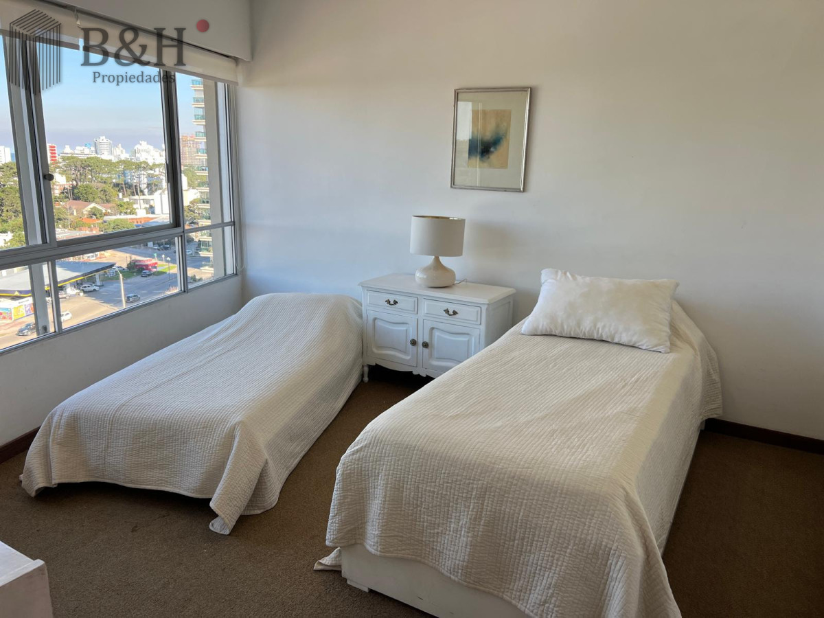 Apartamento ID.5385 - apartamento en venta zona shopping punta, 2 dormitorios y dependencia