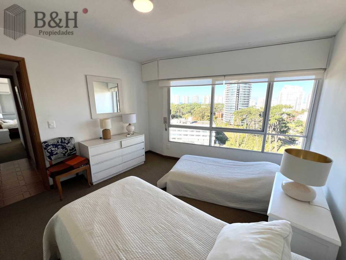 Apartamento ID.5385 - apartamento en venta zona shopping punta, 2 dormitorios y dependencia