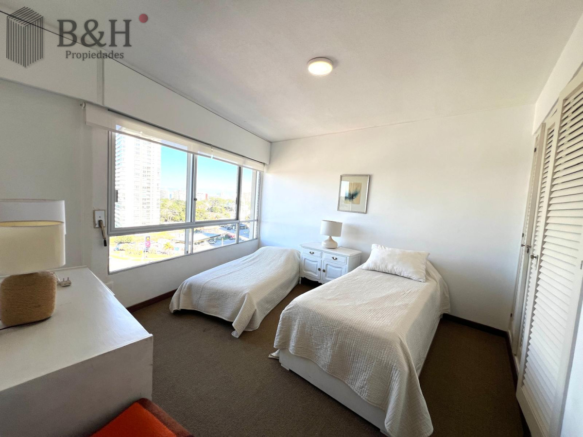 Apartamento ID.5385 - apartamento en venta zona shopping punta, 2 dormitorios y dependencia