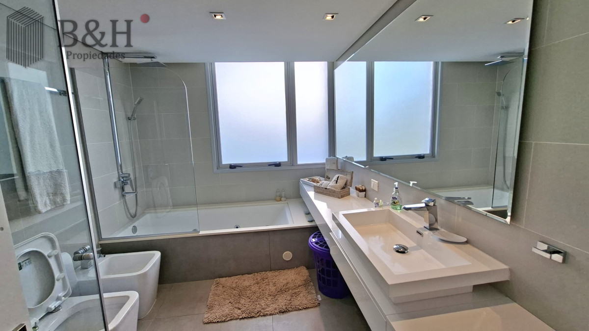 Apartamento ID.5969 - Excepcional plata en primera linea mansa 