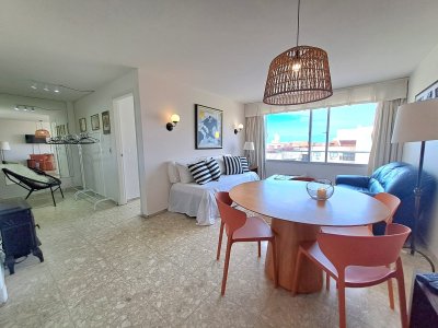Venta. Península, 1 dormitorio y medio garaje.