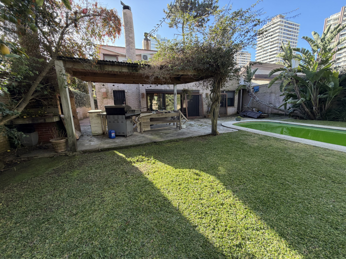 Casa ID.7549 - Hermosa casa en  Playa Mansa -  Punta del Este