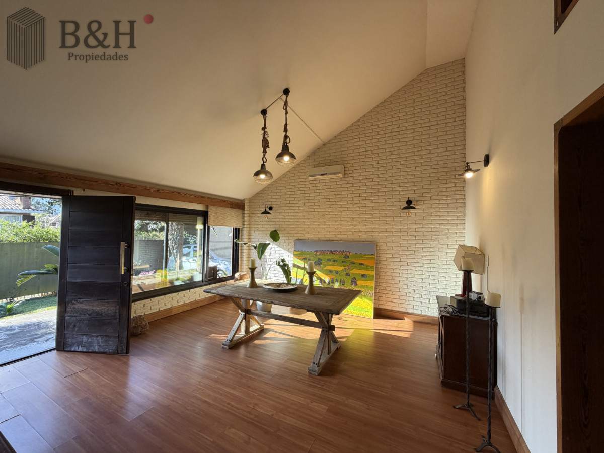 Casa ID.7549 - Hermosa casa en  Playa Mansa -  Punta del Este