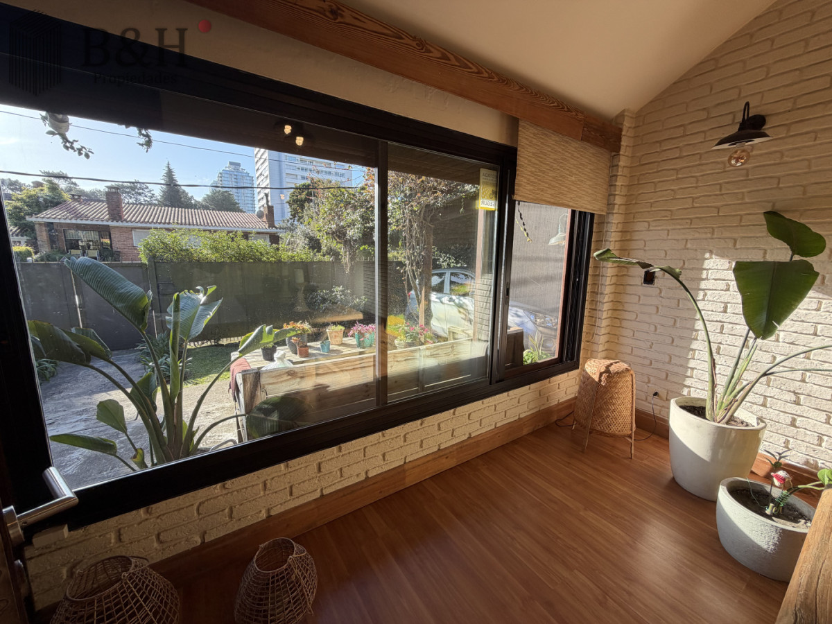Casa ID.7549 - Hermosa casa en  Playa Mansa -  Punta del Este