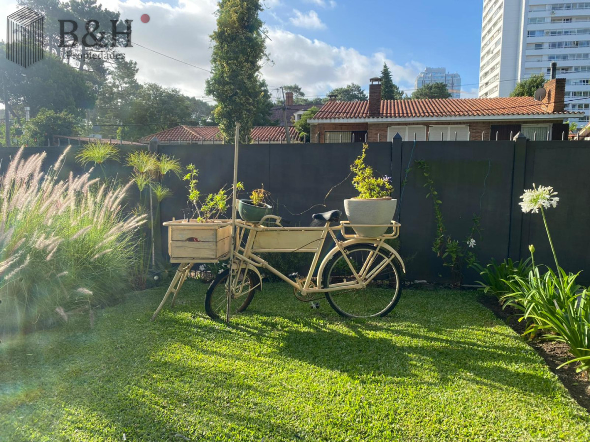 Casa ID.7549 - Hermosa casa en  Playa Mansa -  Punta del Este
