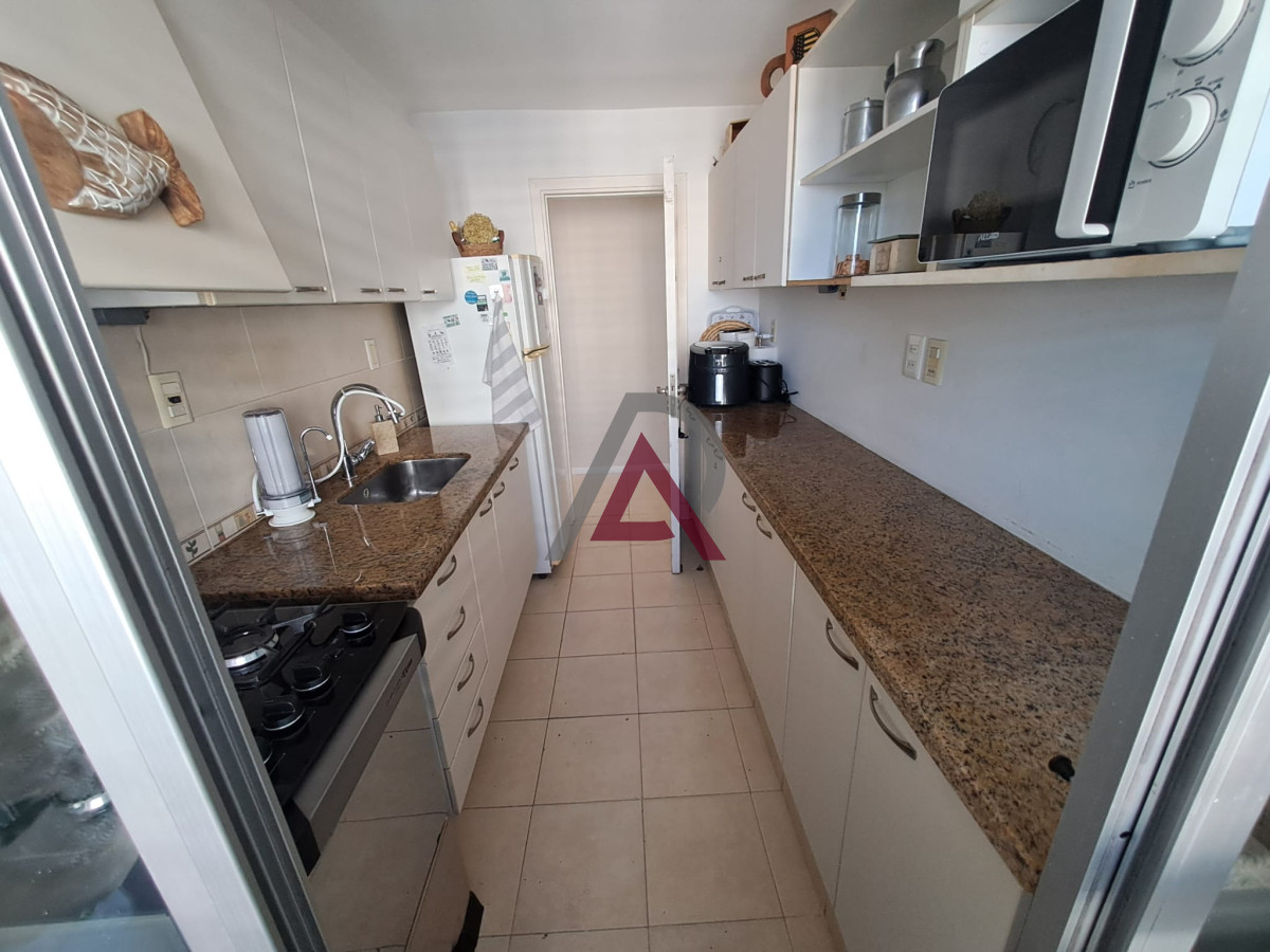 Apartamento ID.233 - Apartamento de tres dormitorios con balcon con  vista y garage en Roosevelt