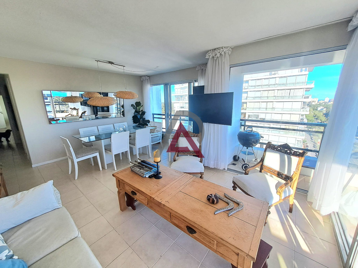 Apartamento ID.233 - Apartamento de tres dormitorios con balcon con  vista y garage en Roosevelt
