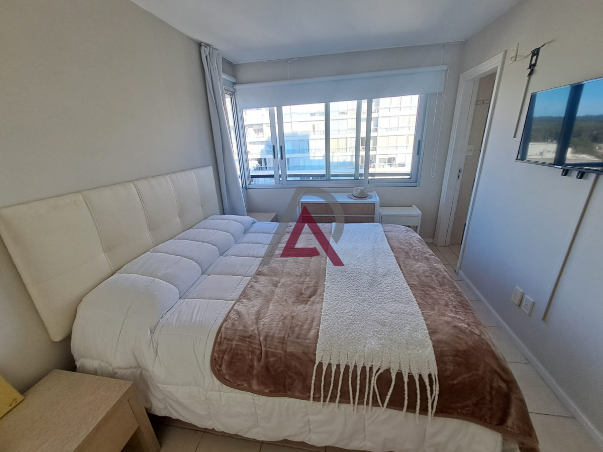 Apartamento ID.233 - Apartamento de tres dormitorios con balcon con  vista y garage en Roosevelt