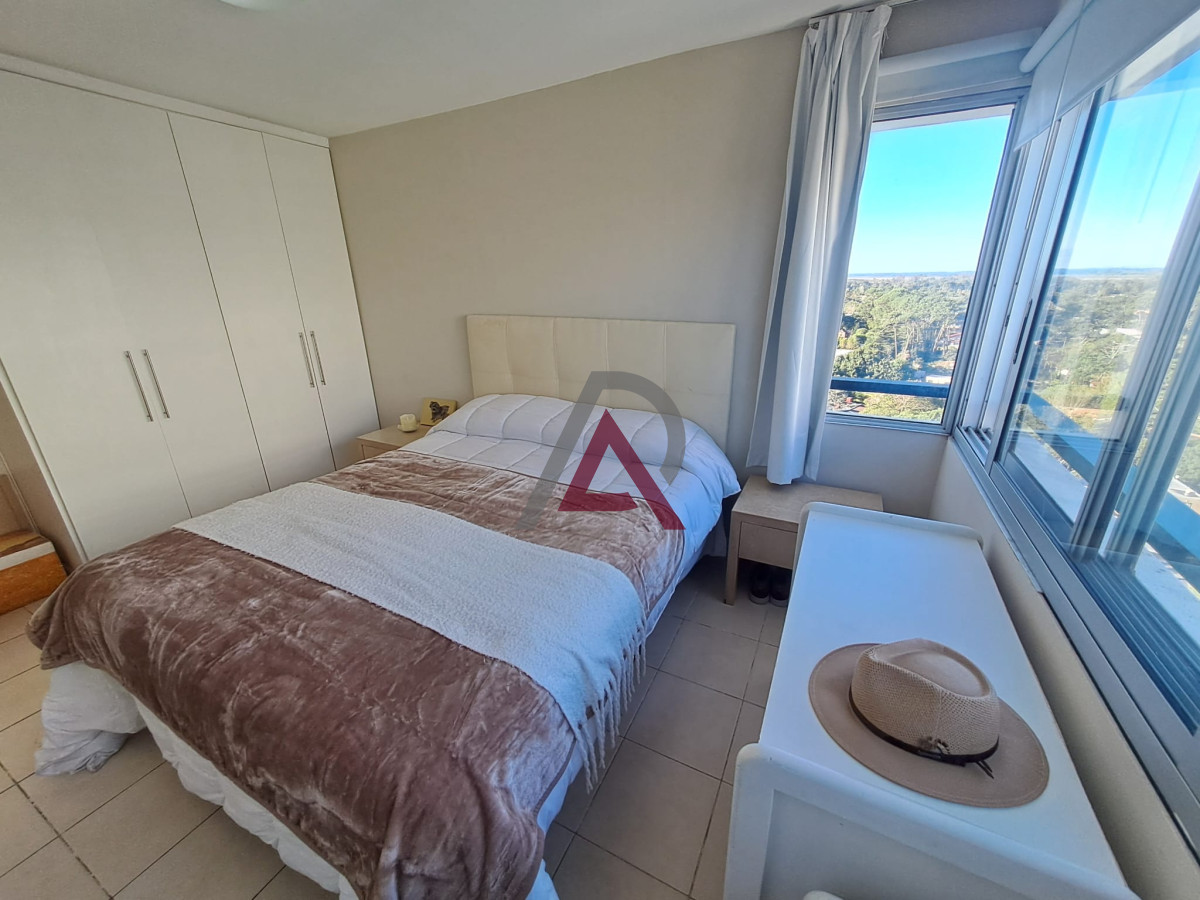 Apartamento ID.233 - Apartamento de tres dormitorios con balcon con  vista y garage en Roosevelt