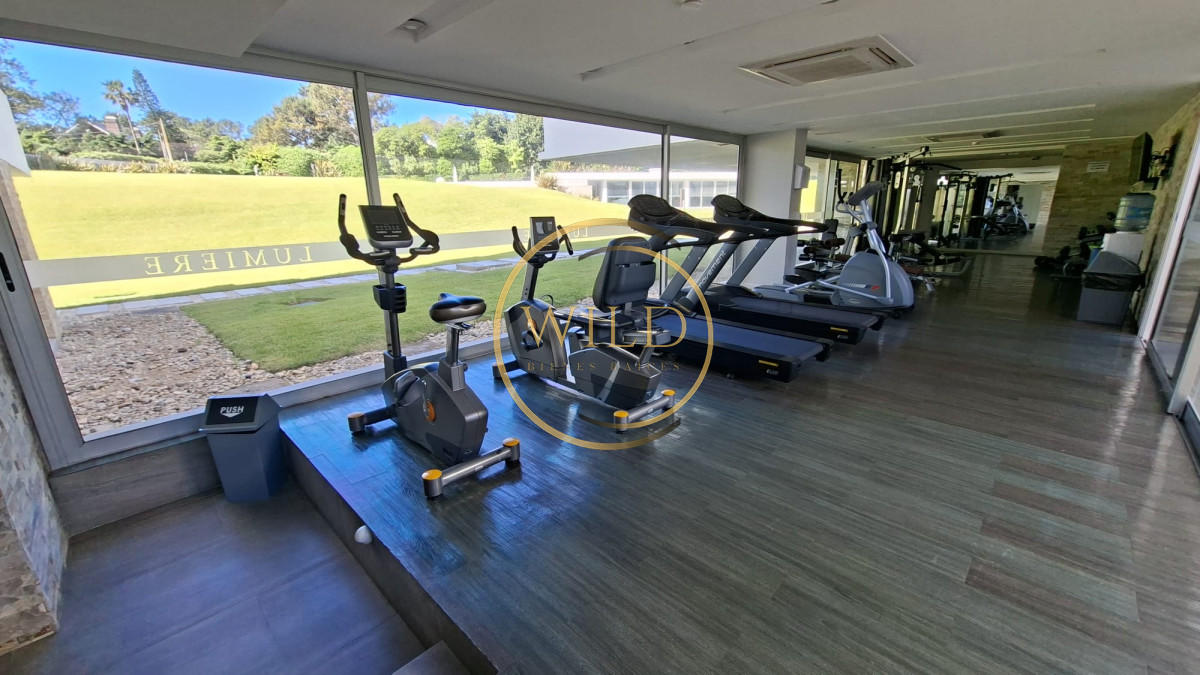 Apartamento ID.2549 - Excepcional plata en primera linea mansa 