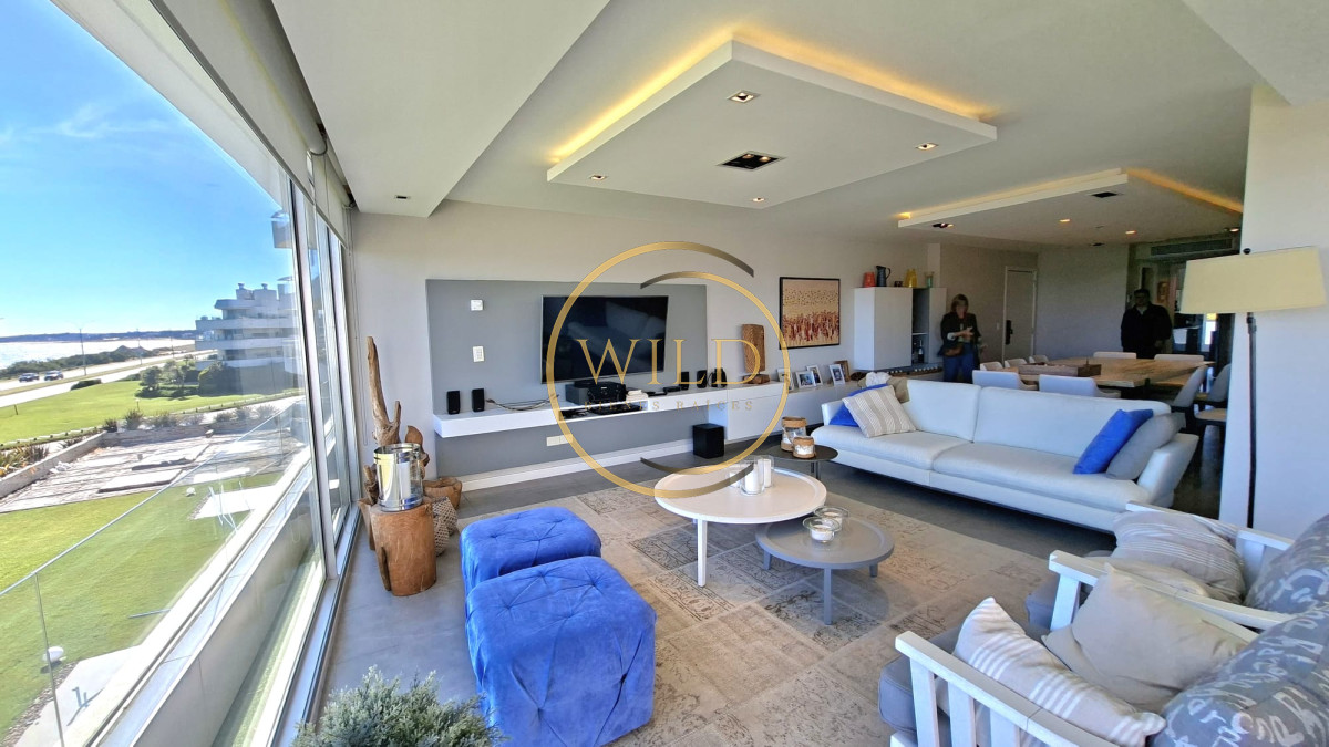 Apartamento ID.2549 - Excepcional plata en primera linea mansa 