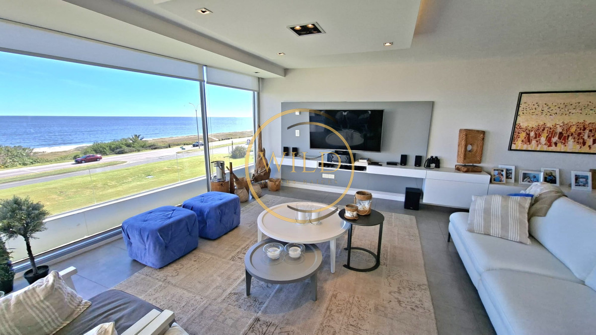 Apartamento ID.2549 - Excepcional plata en primera linea mansa 