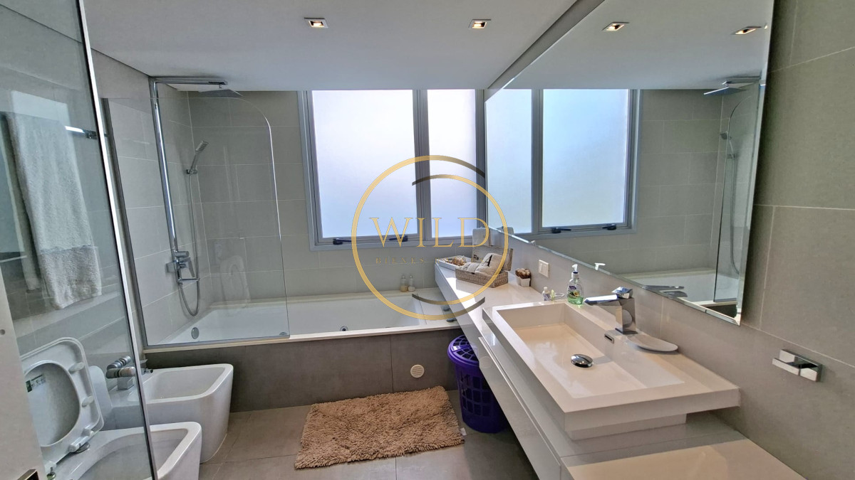 Apartamento ID.2549 - Excepcional plata en primera linea mansa 