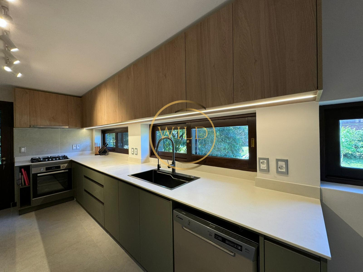 Casa ID.2572 - LUGANO 5 DORMITORIOS 4 BAÑOS