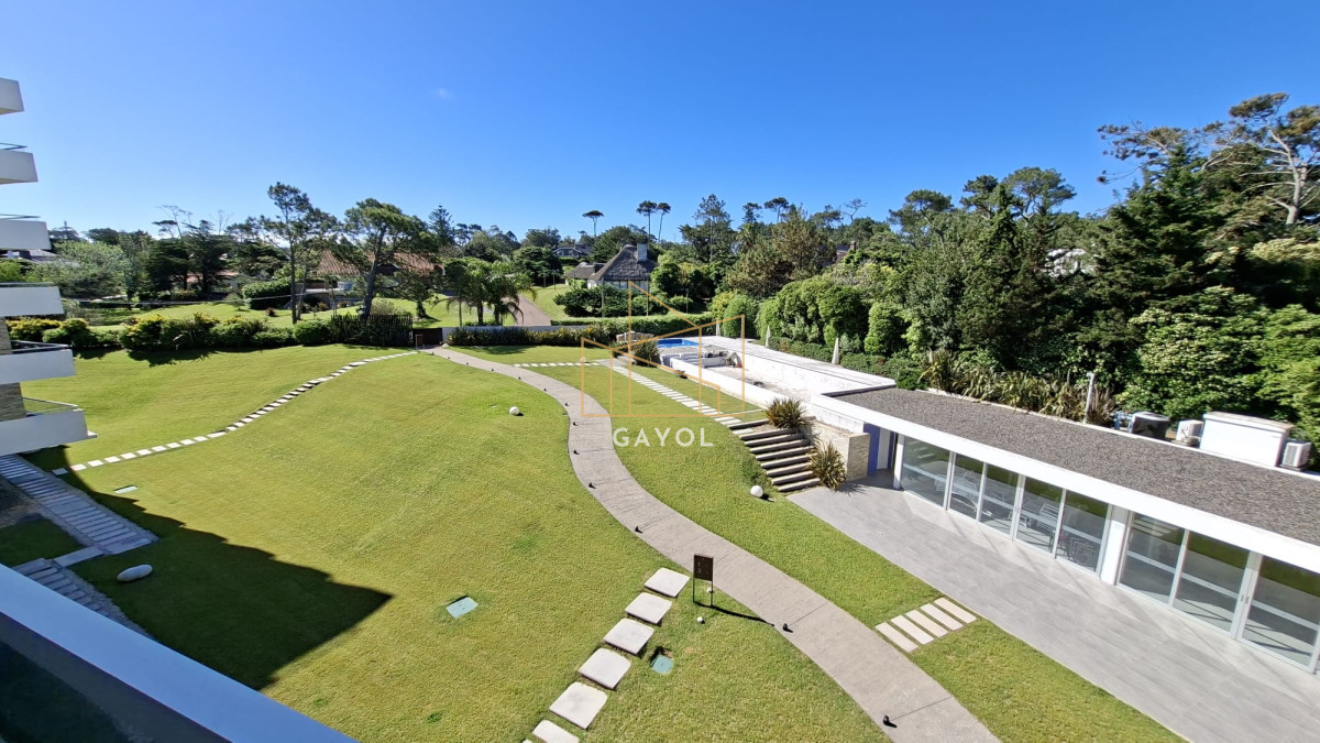 Apartamento ID.983 - Excepcional plata en primera linea mansa 