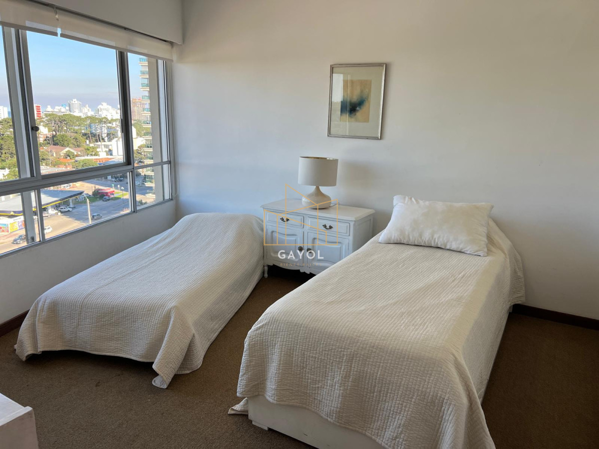 Apartamento ID.896 - apartamento en venta zona shopping punta, 2 dormitorios y dependencia